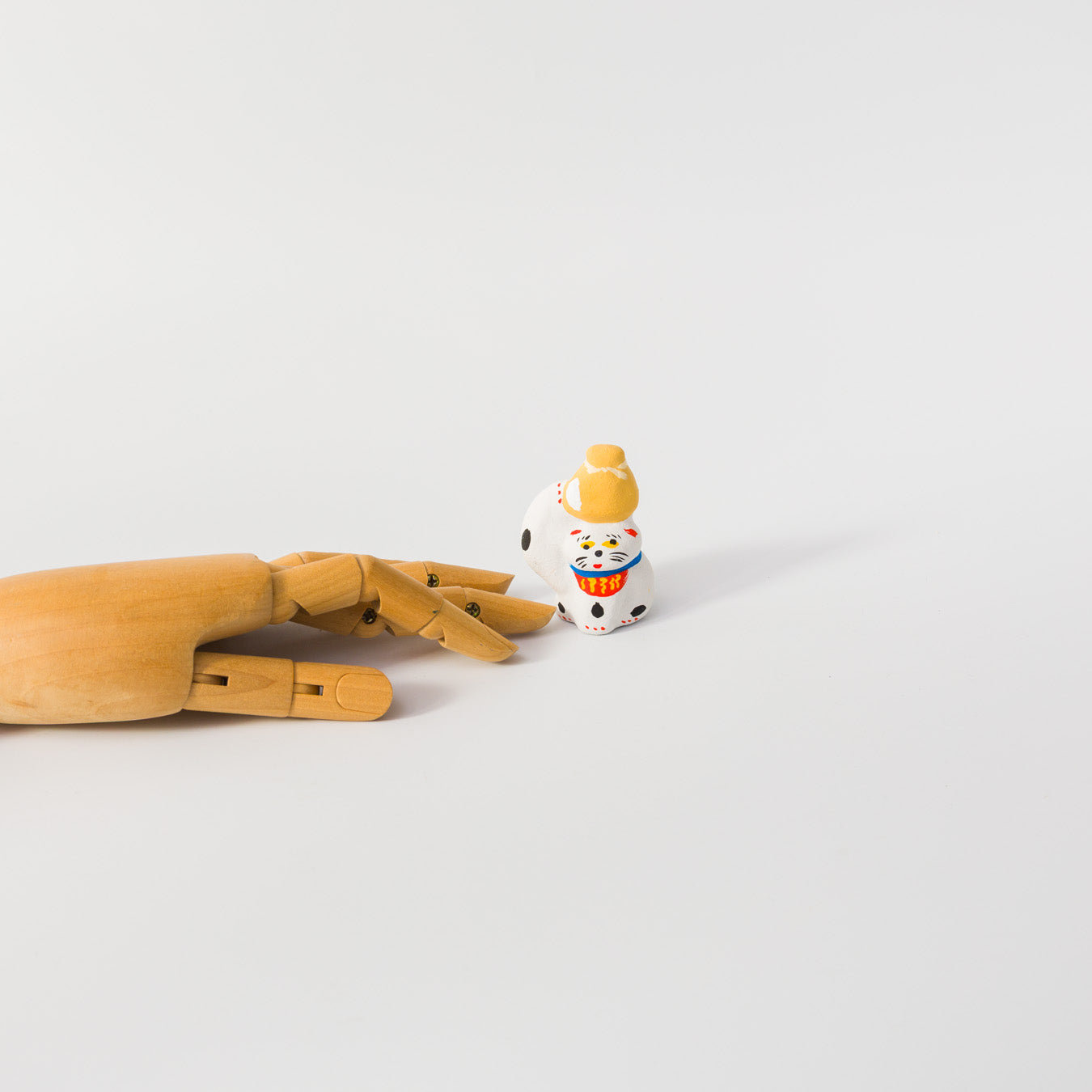 habotan-土人形「もち巾着乗せ招き猫」