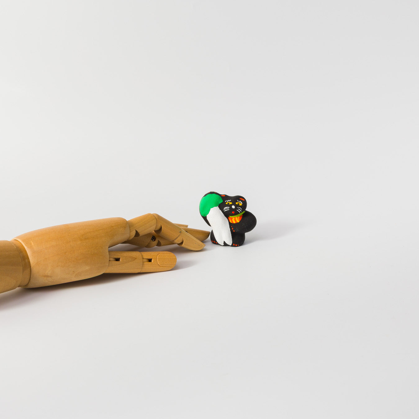 habotan-土人形「二股大根持ち黒招き猫」