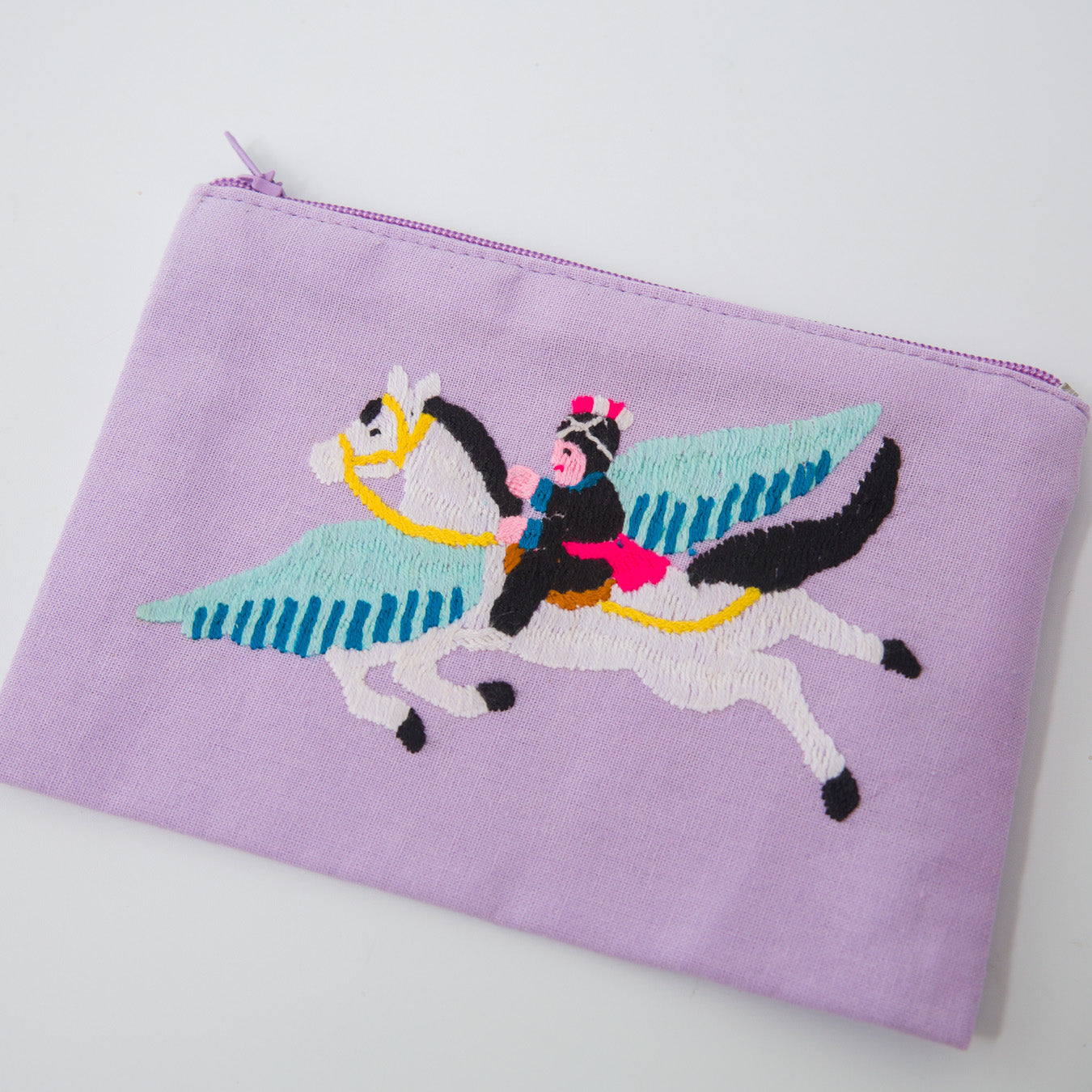 一点一点、すべて手刺繍で、素朴でワイルドな風合いと表情が楽しめます。