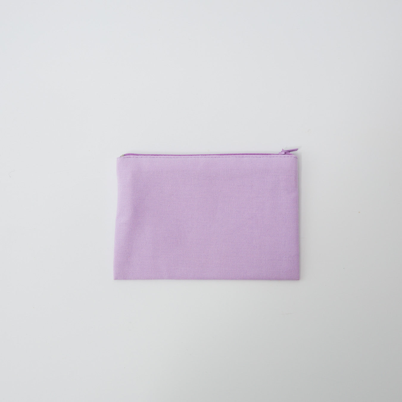 背面は無地で、刺繍柄とのコントラストが引き立ちます。