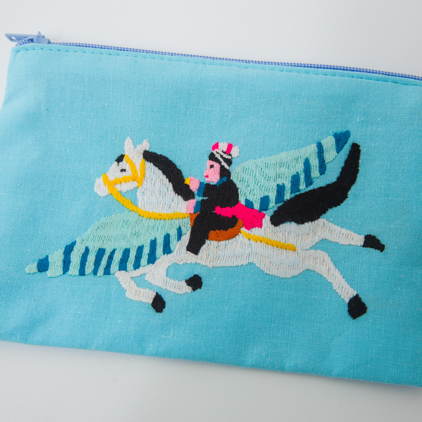 一点一点、すべて手刺繍で、素朴でワイルドな風合いと表情が楽しめます。