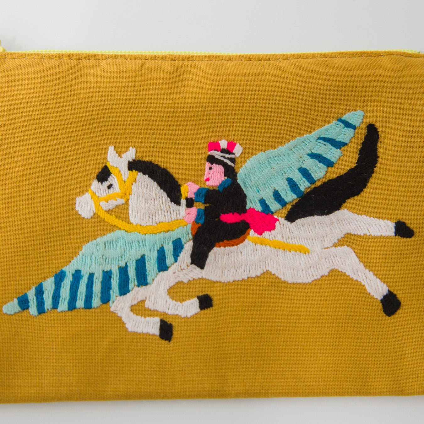 一点一点、すべて手刺繍で、素朴でワイルドな風合いと表情が楽しめます。