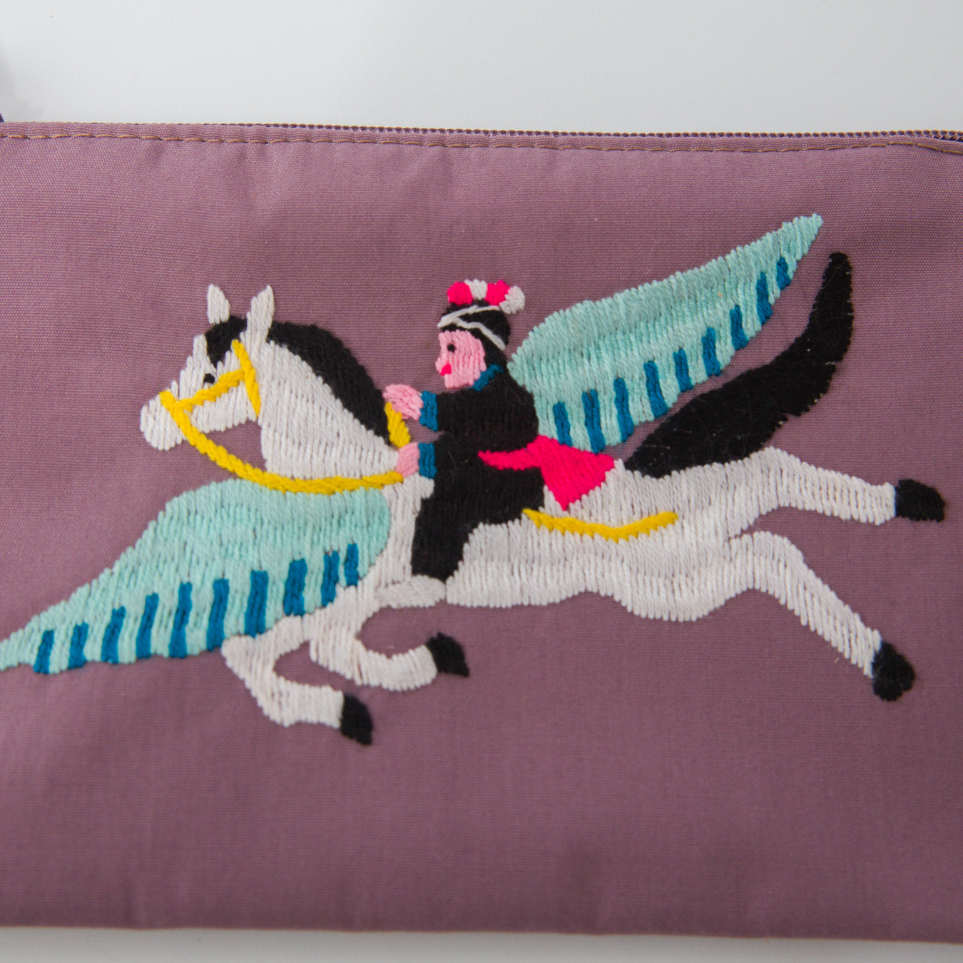 一点一点、すべて手刺繍で、素朴でワイルドな風合いと表情が楽しめます。