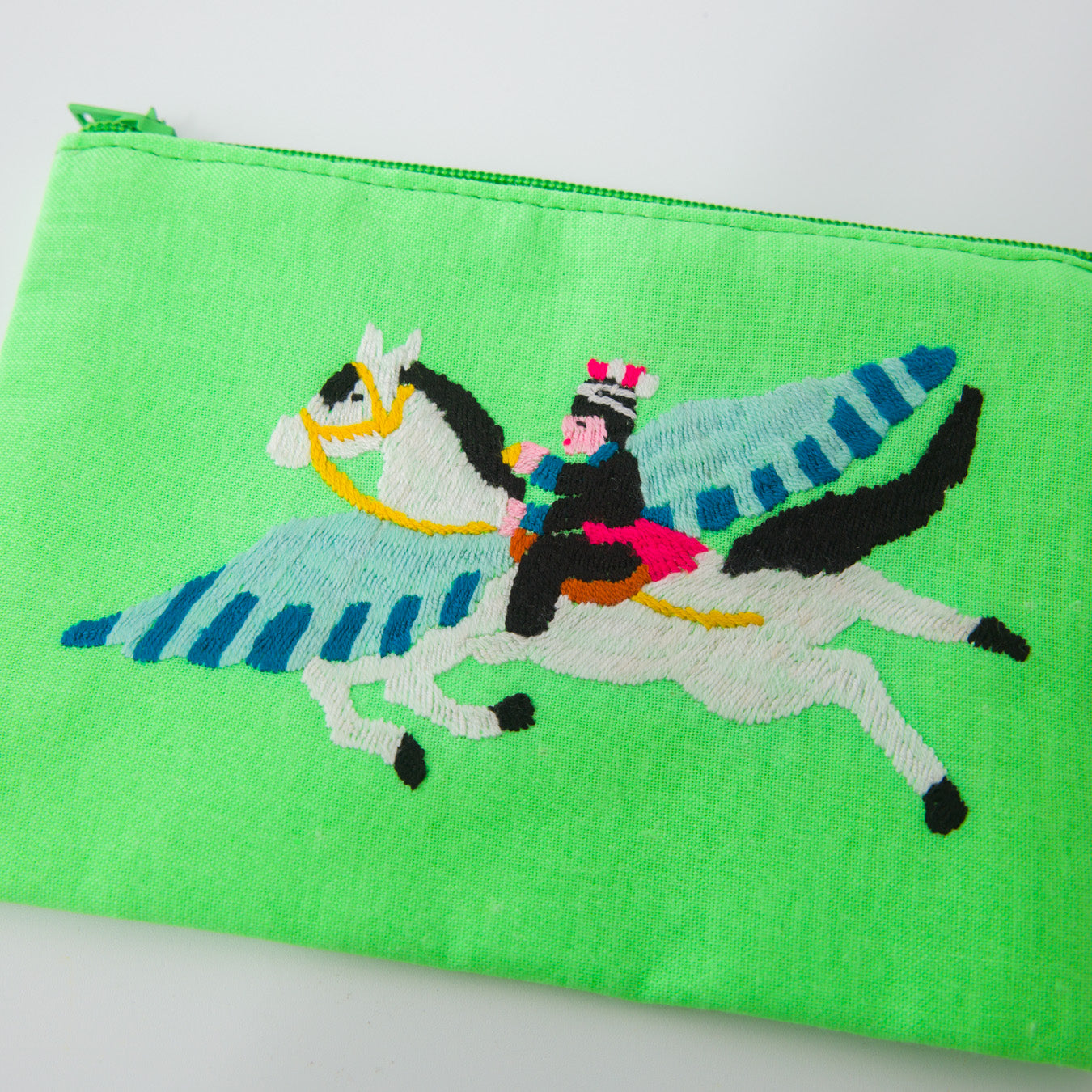 一点一点、すべて手刺繍で、素朴でワイルドな風合いと表情が楽しめます。