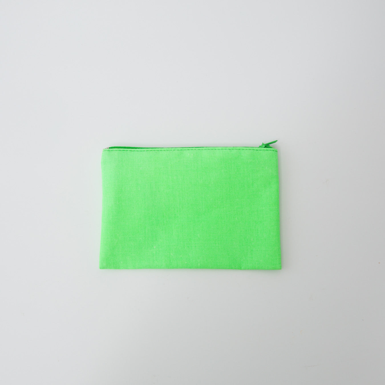 背面は無地で、刺繍柄とのコントラストが引き立ちます。