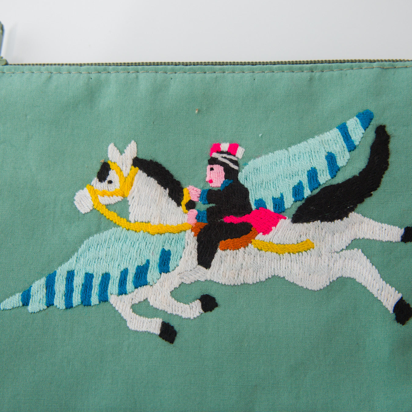 一点一点、すべて手刺繍で、素朴でワイルドな風合いと表情が楽しめます。