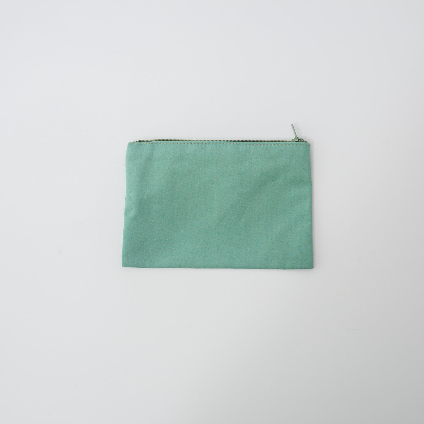 背面は無地で、刺繍柄とのコントラストが引き立ちます。