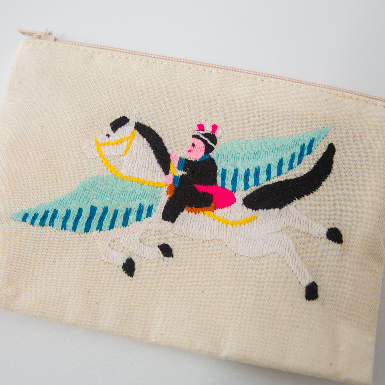 一点一点、すべて手刺繍で、素朴でワイルドな風合いと表情が楽しめます。