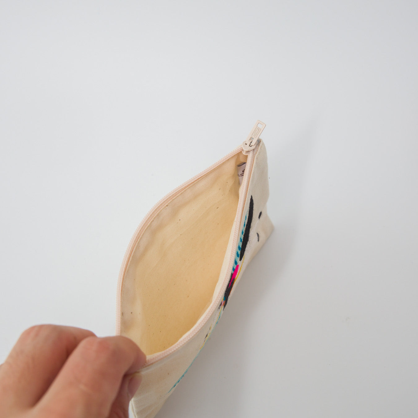 裏地付きの二重仕立てで、しっかりとした作りです。