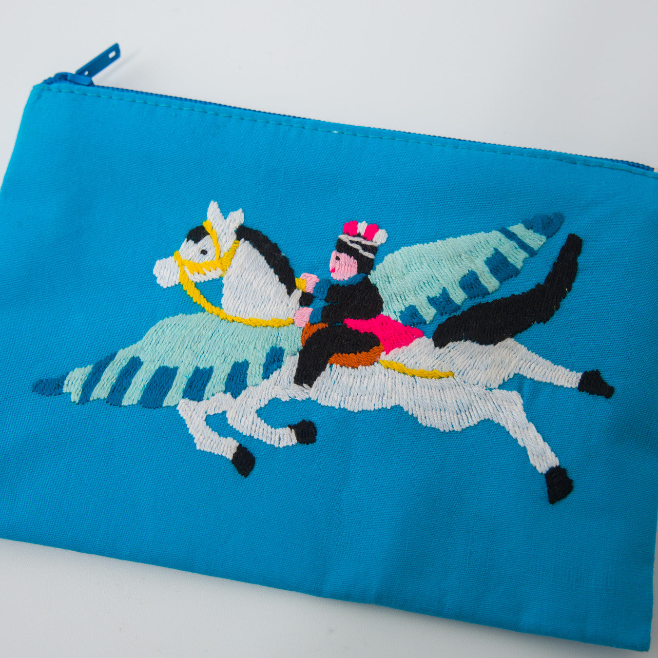 一点一点、すべて手刺繍で、素朴でワイルドな風合いと表情が楽しめます。