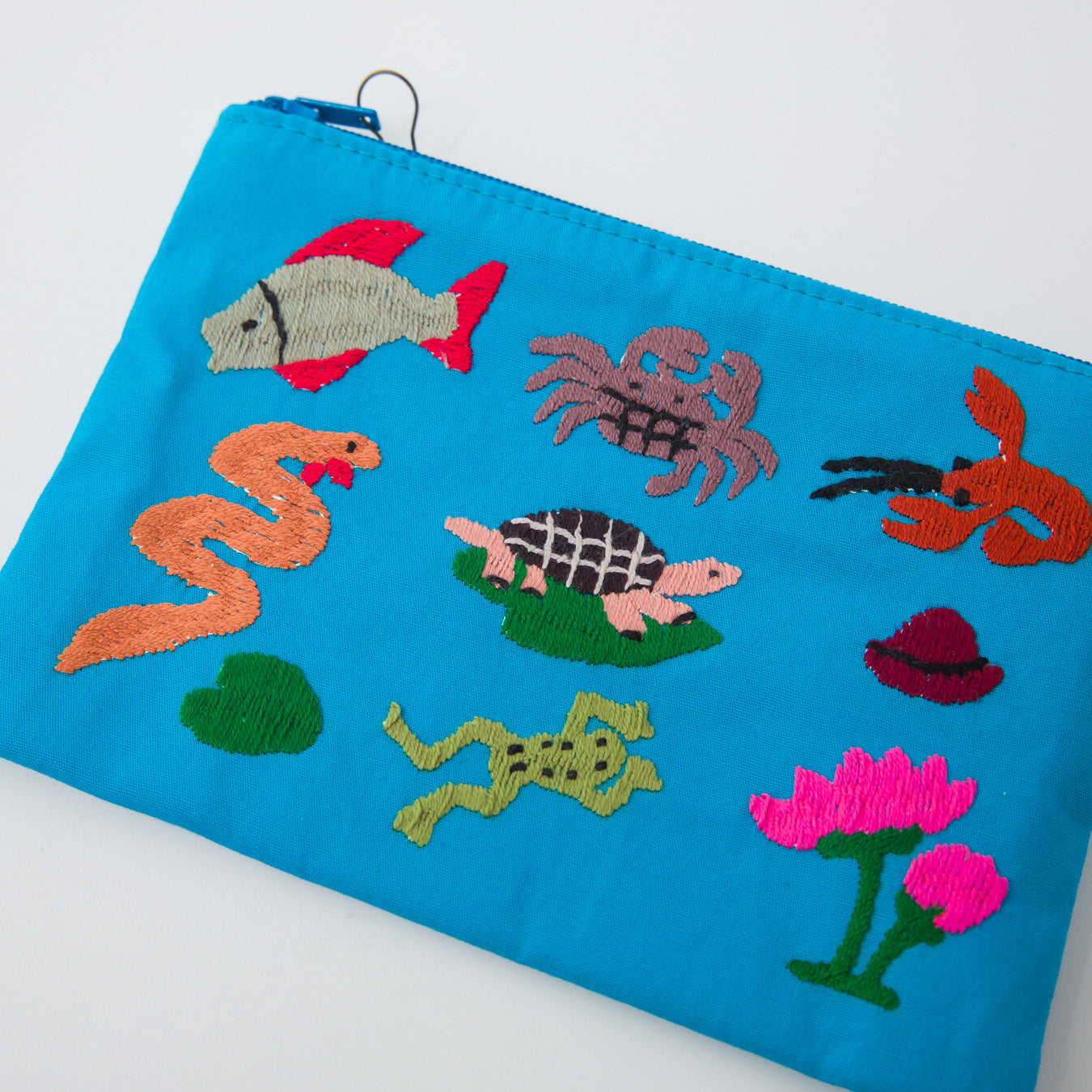 一点一点、すべて手刺繍で、素朴でワイルドな風合いと表情が楽しめます。