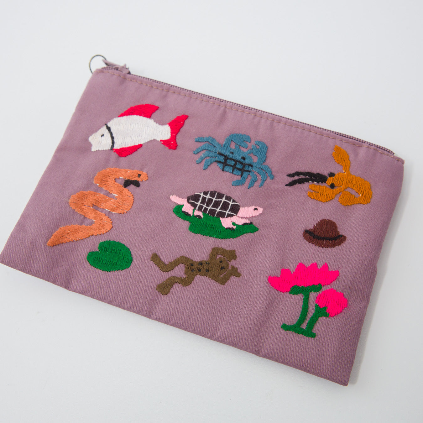 一点一点、すべて手刺繍で、素朴でワイルドな風合いと表情が楽しめます。