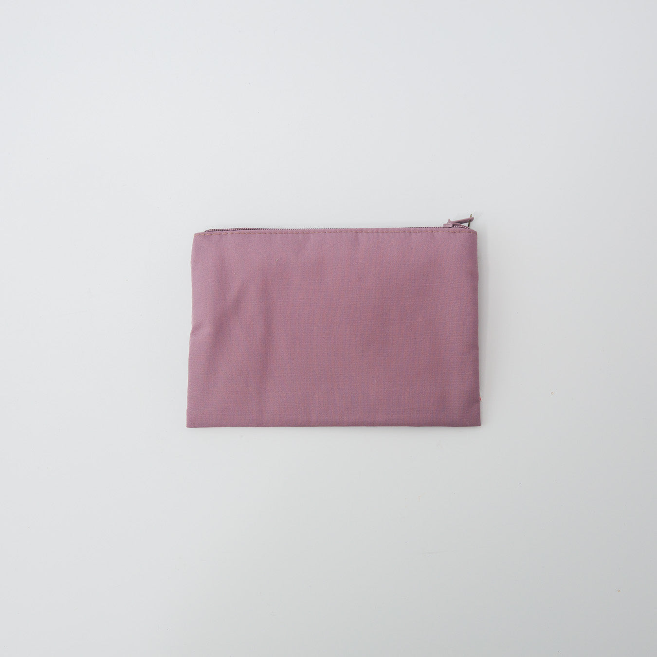 背面は無地で、刺繍柄とのコントラストが引き立ちます。