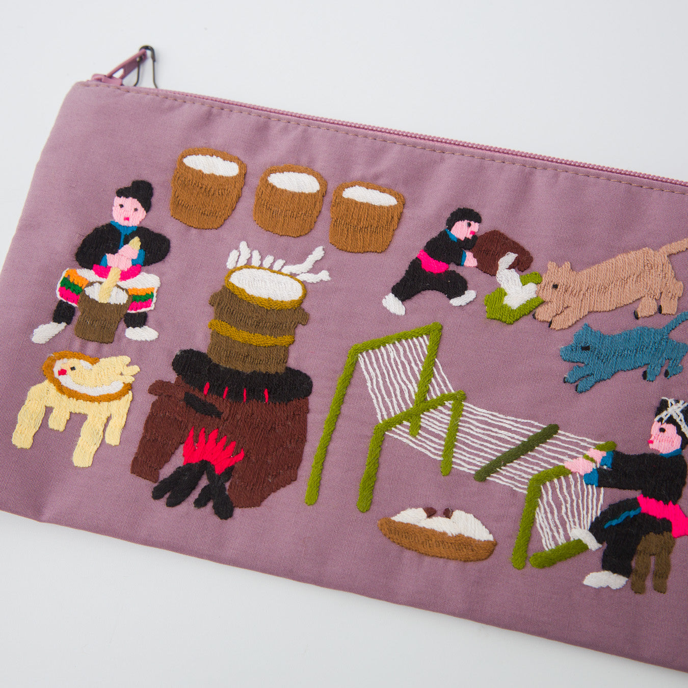一点一点、すべて手刺繍で、素朴でワイルドな風合いと表情が楽しめます。