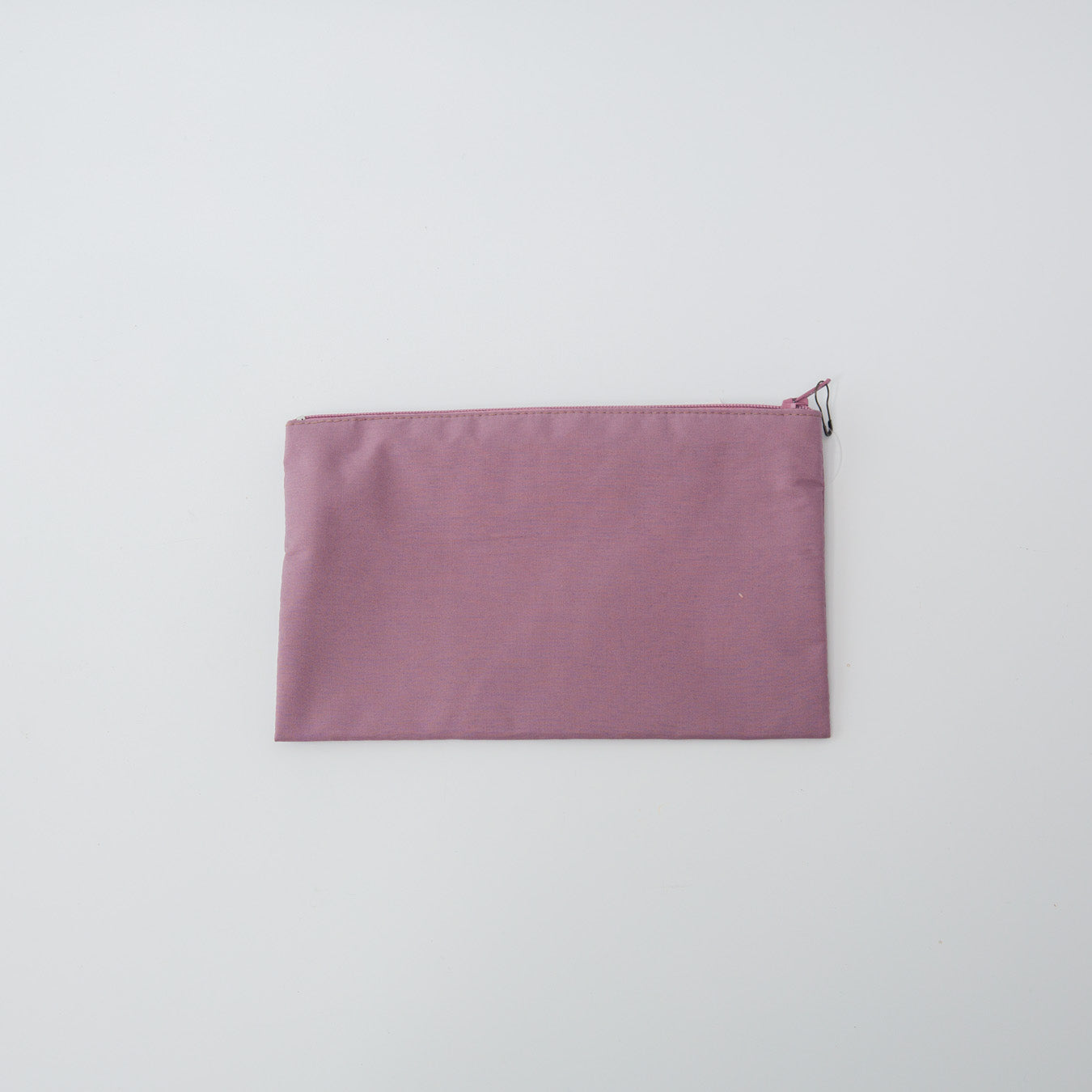 一点一点、すべて手刺繍で、素朴でワイルドな風合いと表情が楽しめます。