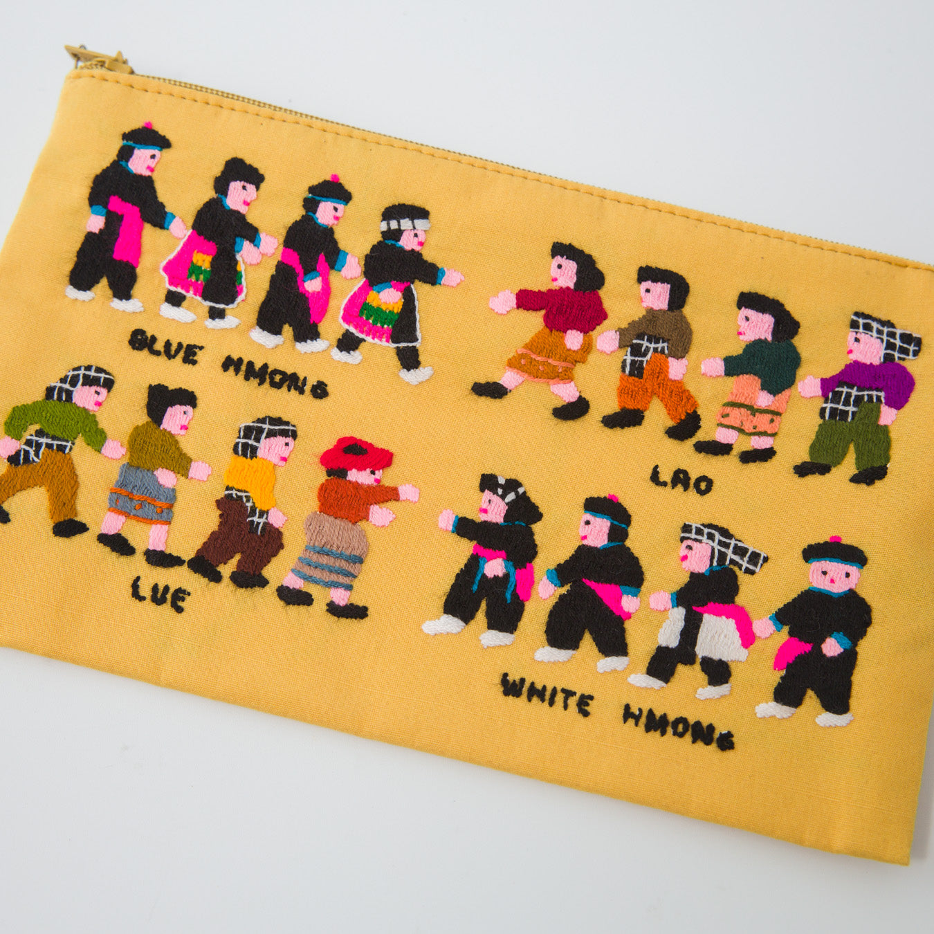 一点一点、すべて手刺繍で、素朴でワイルドな風合いと表情が楽しめます。