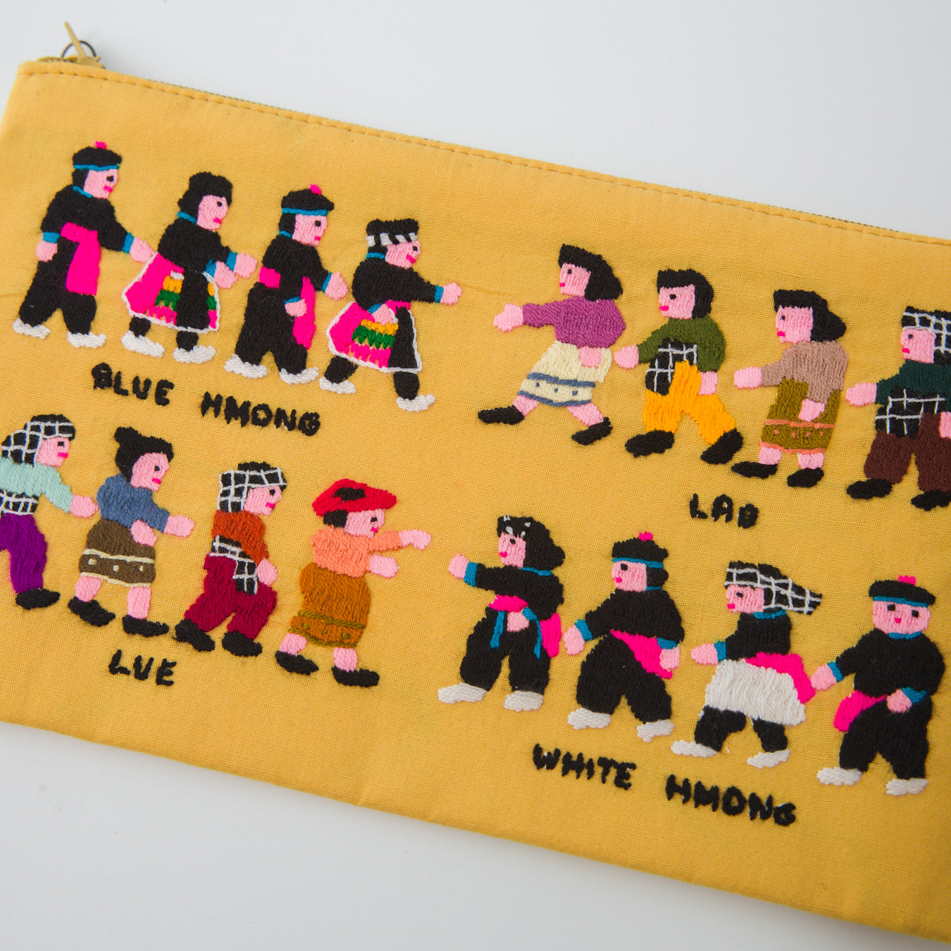 一点一点、すべて手刺繍で、素朴でワイルドな風合いと表情が楽しめます。