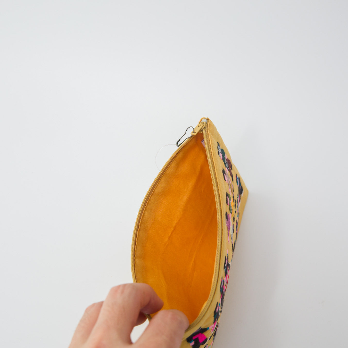 裏地付きの二重仕立てで、しっかりとした作りです。