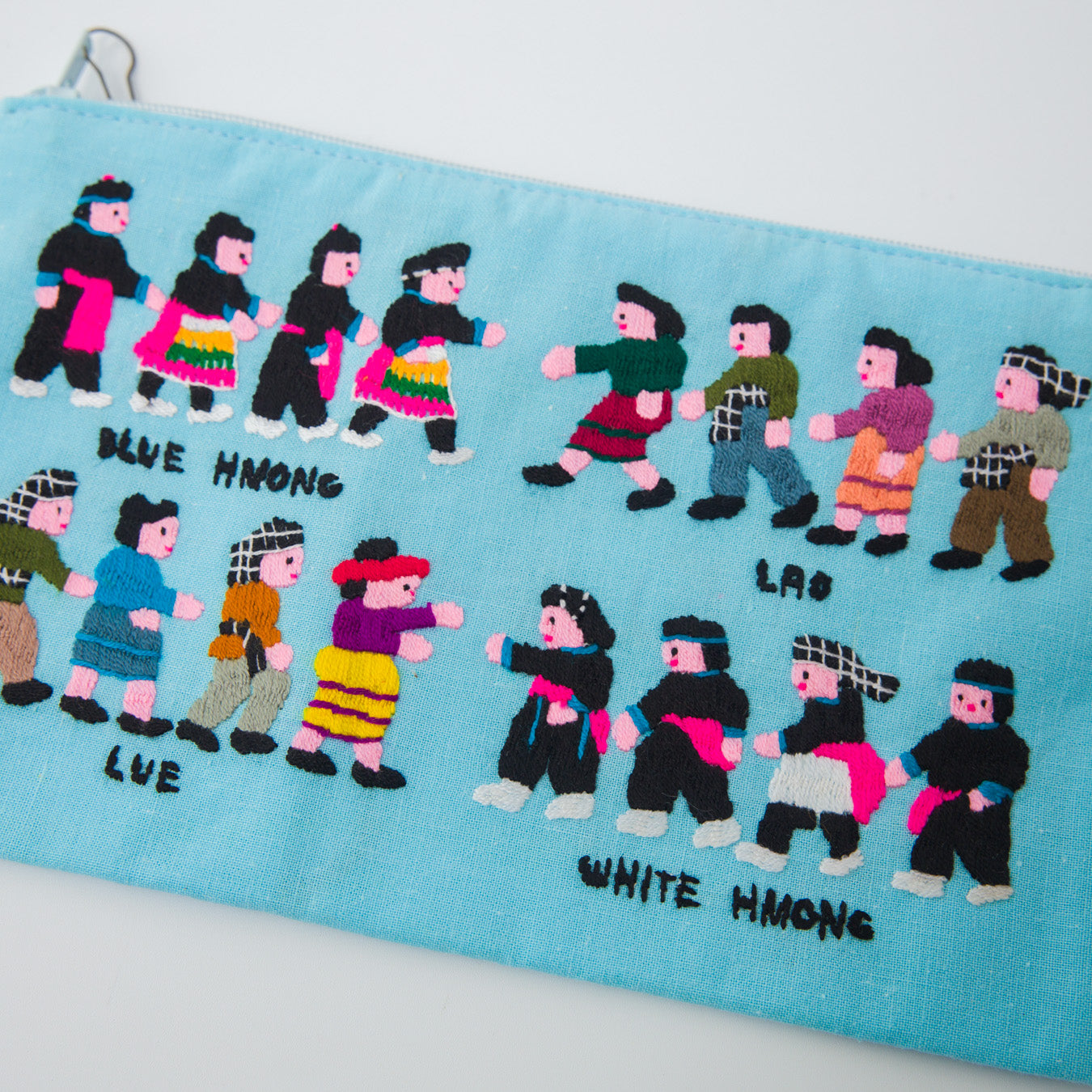 一点一点、すべて手刺繍で、素朴でワイルドな風合いと表情が楽しめます。