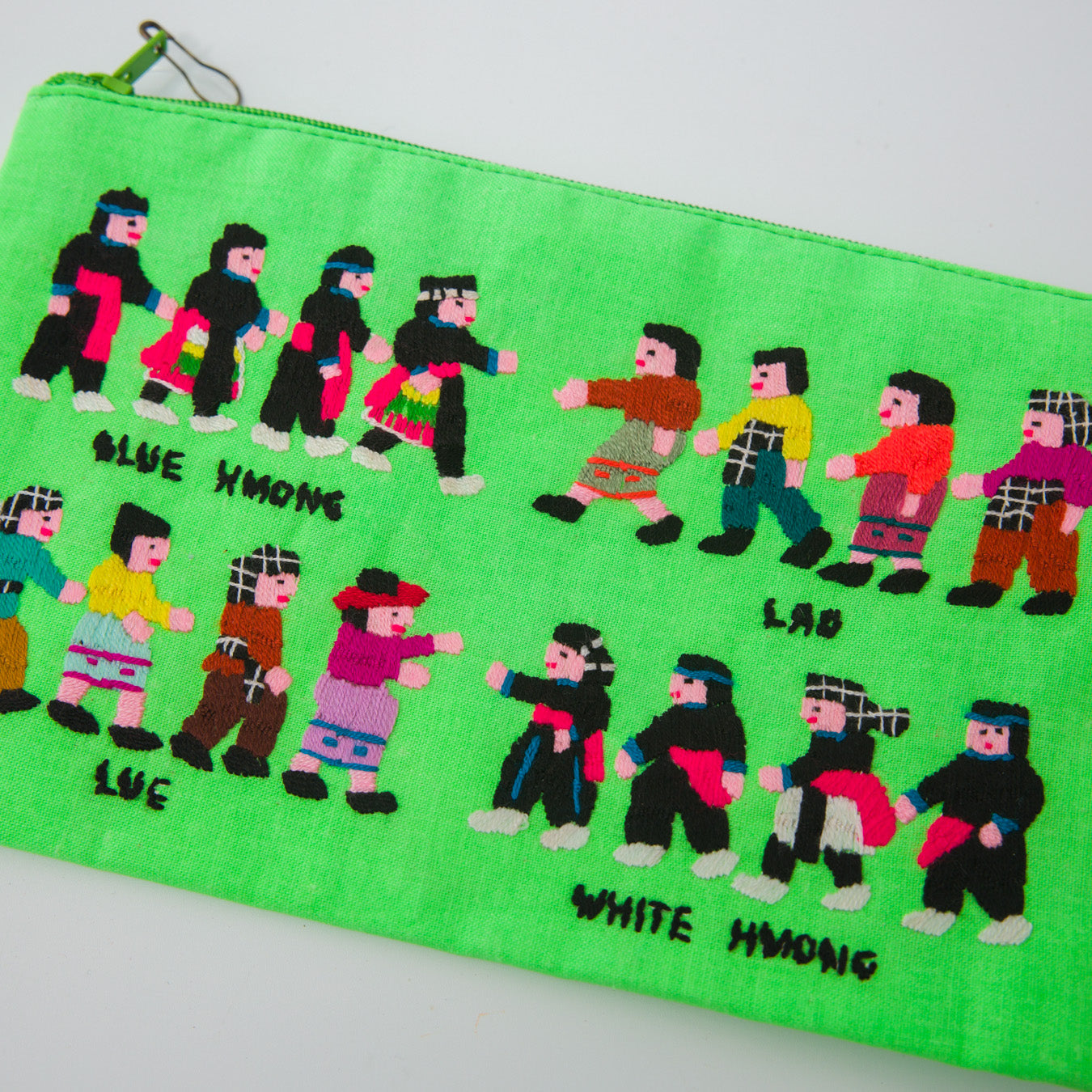 一点一点、すべて手刺繍で、素朴でワイルドな風合いと表情が楽しめます。