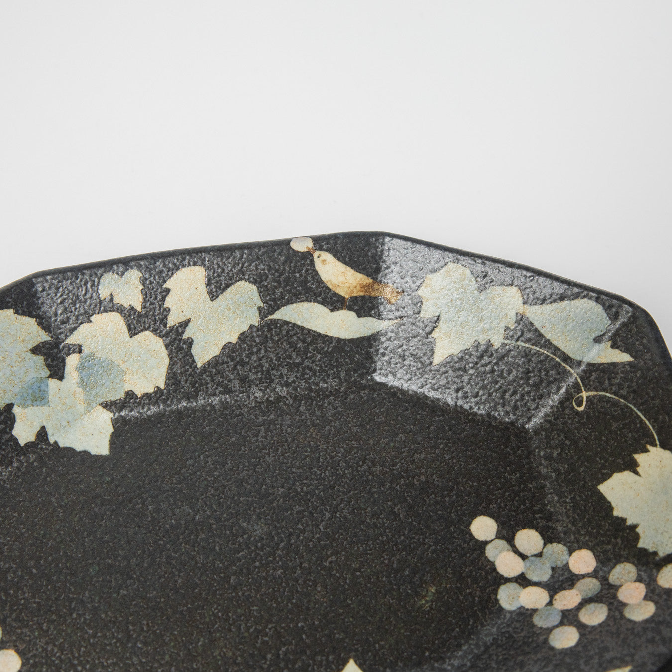 はるな陶芸工房-八角深皿-ぶどうとヒヨドリ-黒