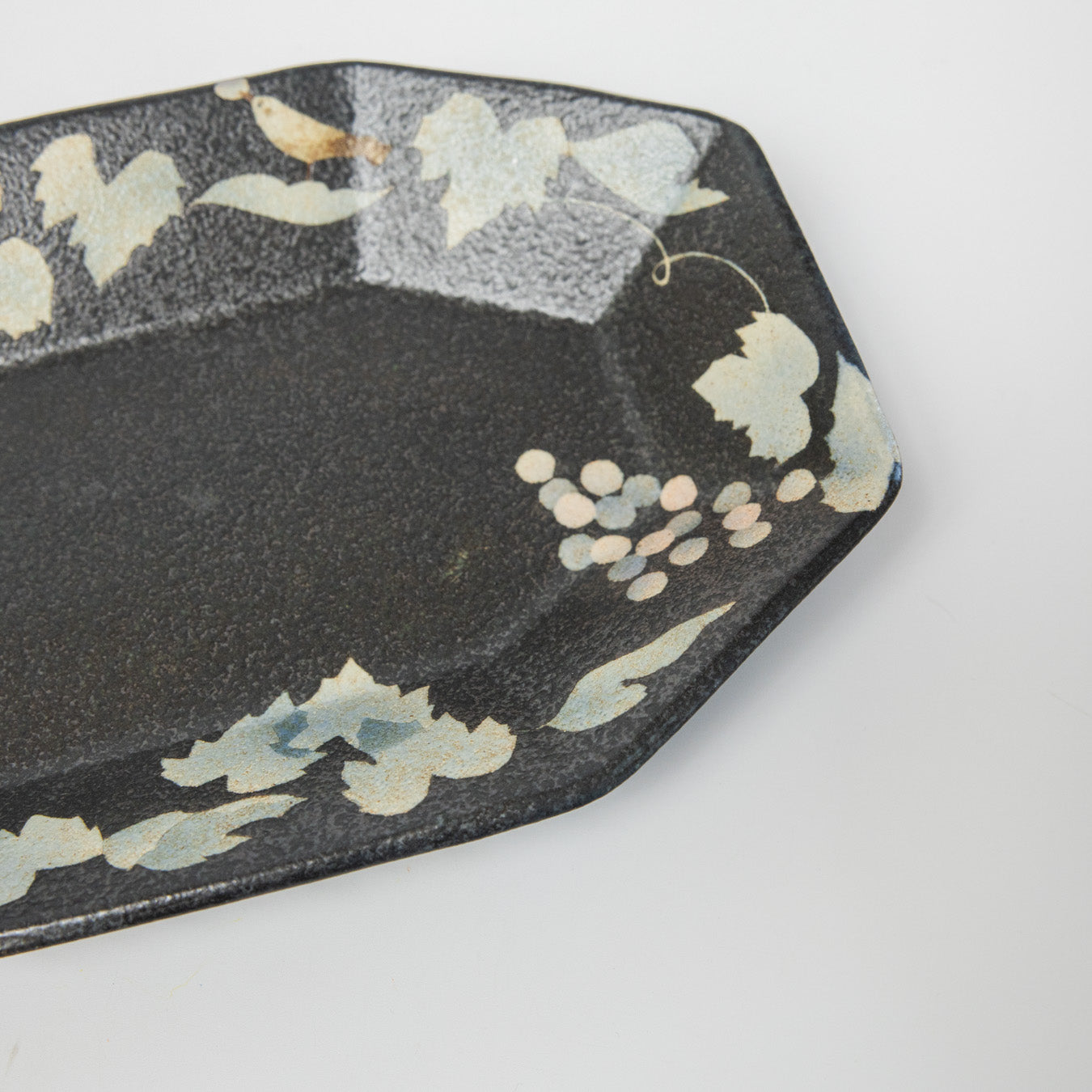 はるな陶芸工房-八角深皿-ぶどうとヒヨドリ-黒