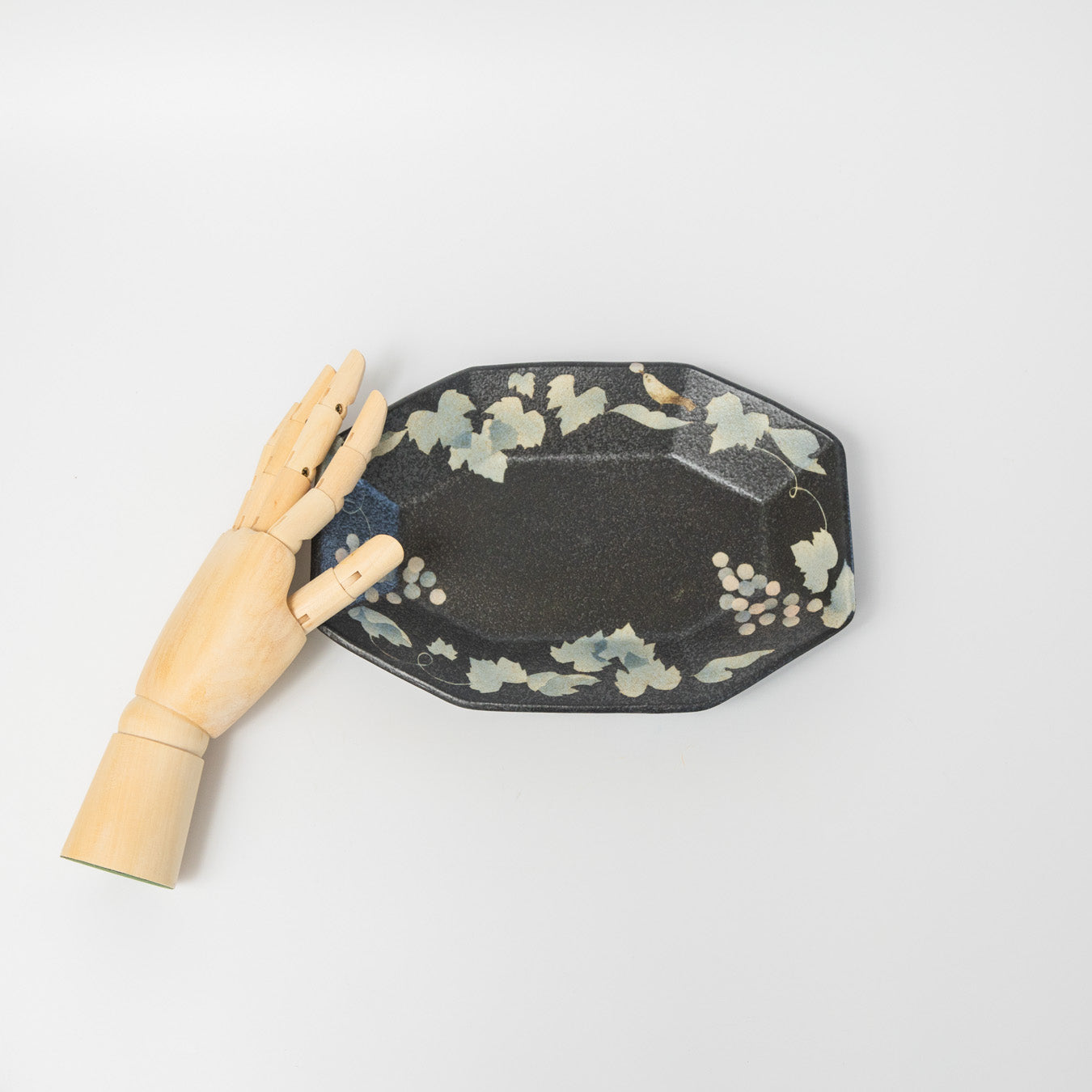 はるな陶芸工房-八角深皿-ぶどうとヒヨドリ-黒