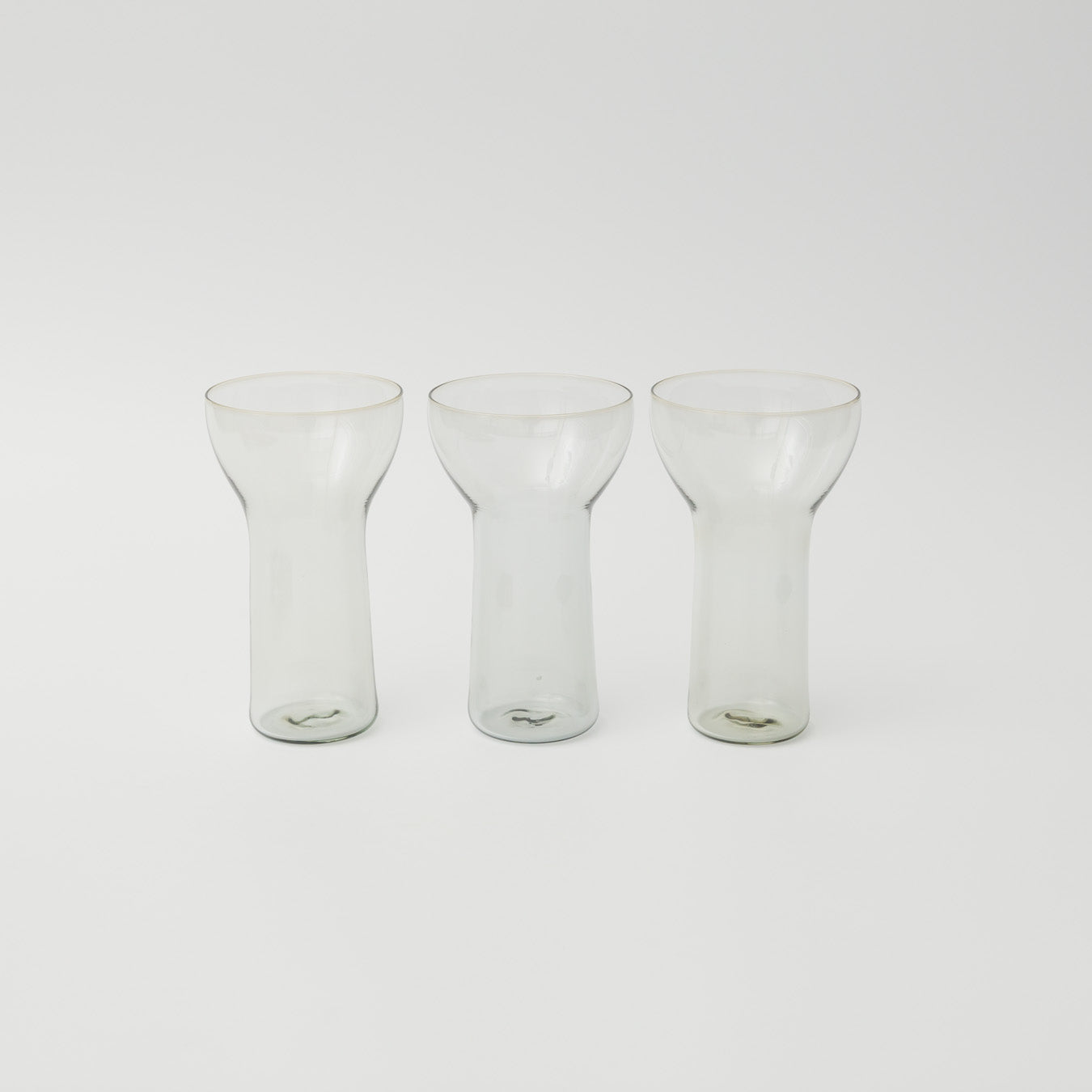 手吹きガラスのため、形やサイズ、色合いや表情に個体差があり、一点ずつ異なります。ご指定はできませんのでご了承ください。