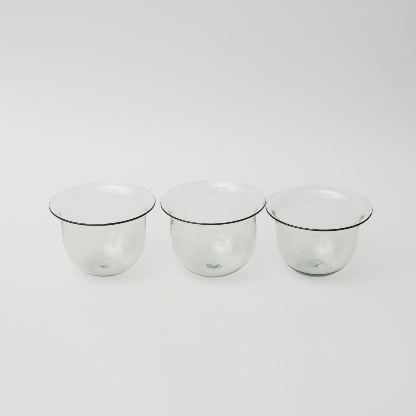 手吹きガラスのため、形やサイズ、色合いや表情に個体差があり、一点ずつ異なります。ご指定はできませんのでご了承ください。