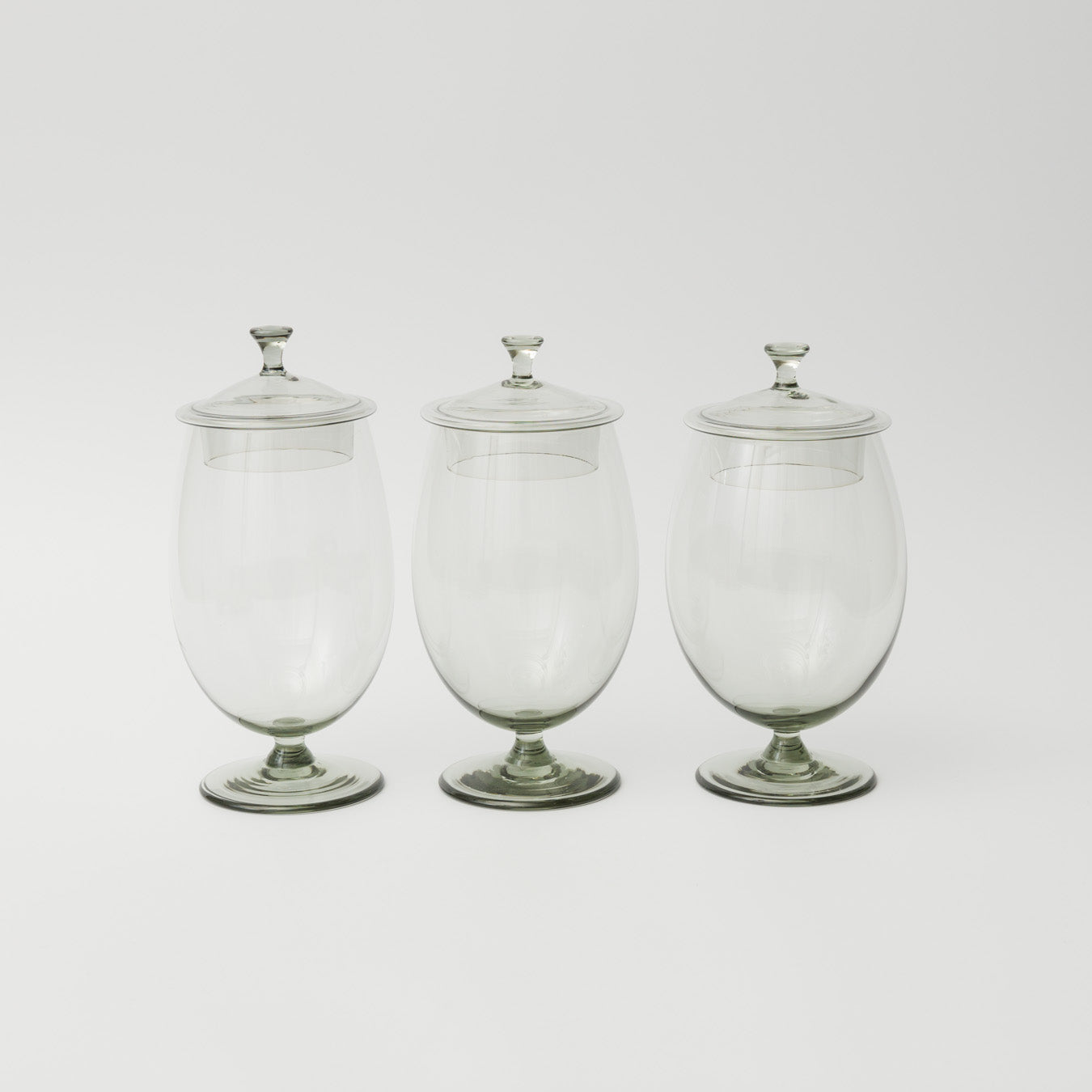 手吹きガラスのため、形やサイズ、色合いや表情に個体差があり、一点ずつ異なります。ご指定はできませんのでご了承ください。