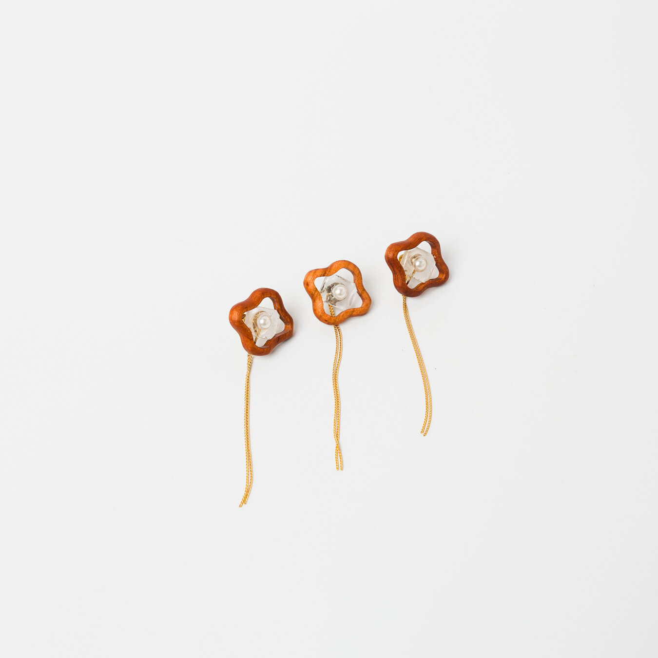 一つひとつ手作業で制作しているため、表情や色合いなどに個体差がございます。個体のご指定はできませんので、あらかじめご了承ください。