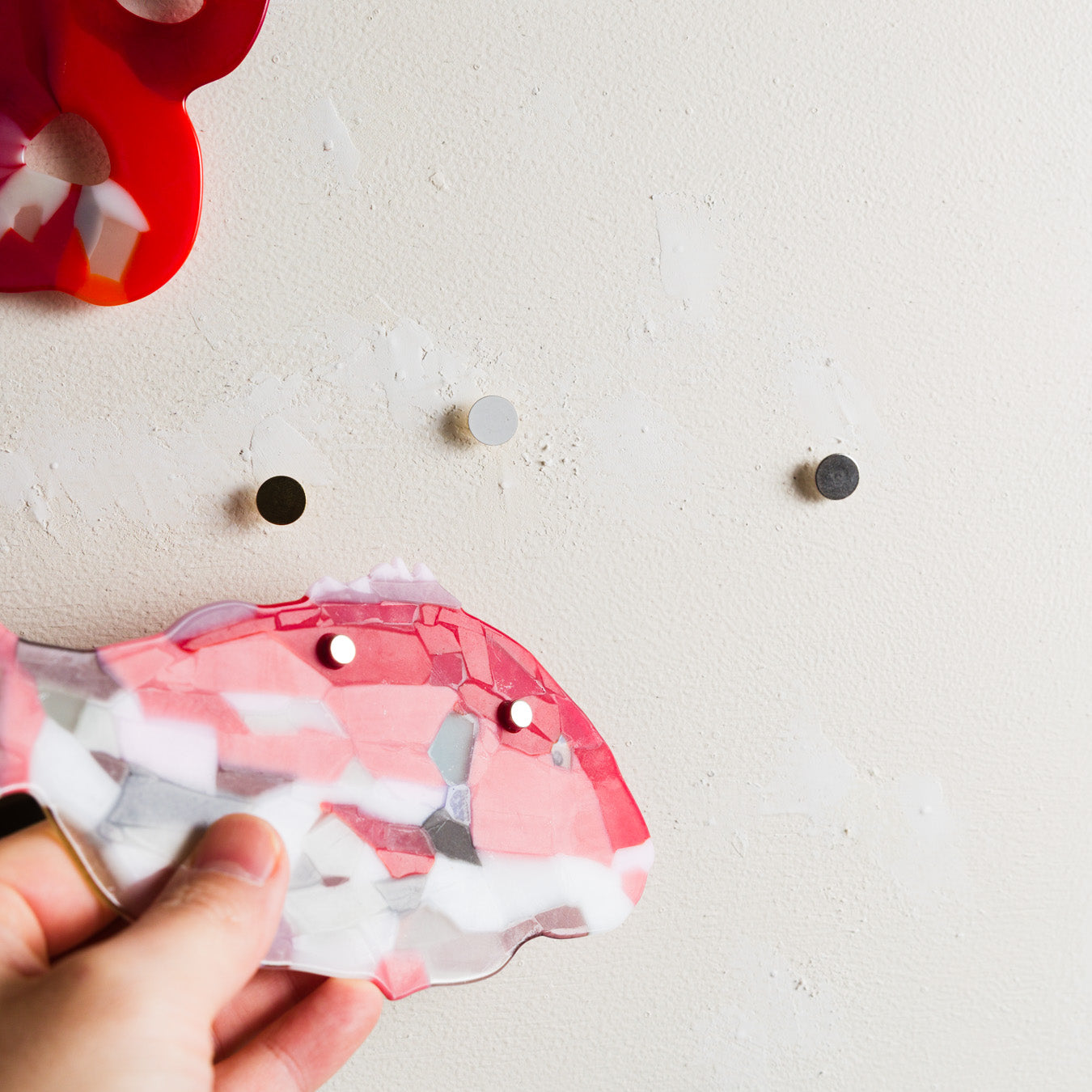 【参考】裏面のマグネット位置がわかる「画鋲ガイド」付きです。ガイドに沿って壁に画鋲を打つと、ぴたっと飾れる仕組みになっています。