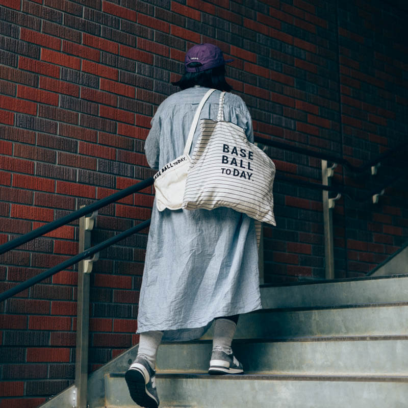 BASE BALL TO DAY by TANSU-ポケッタブル塁ベーストートバッグ-ネイビーxオフ白-"Home Base"