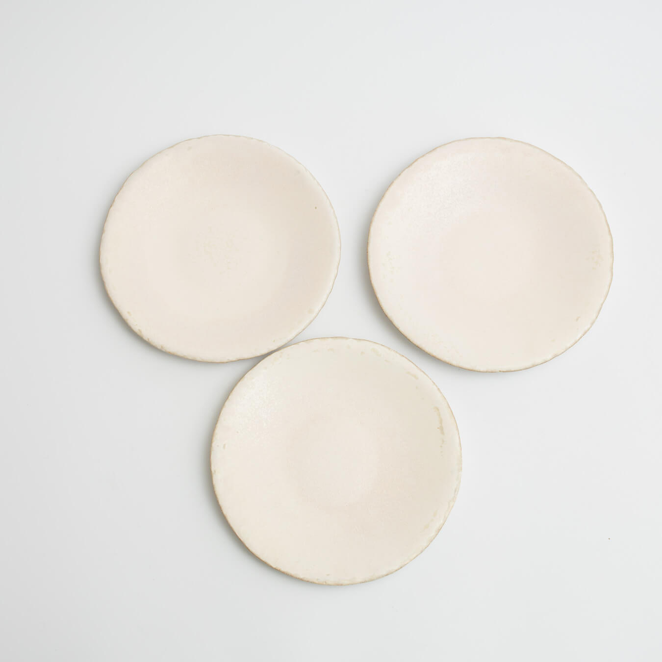 ひとつひとつ手作りのため、柄の入り方や色むら、釉薬のムラやピンホール、サイズや形状の歪みなど個体差がございます。ご指定はしていただけませんので予めご了承ください。