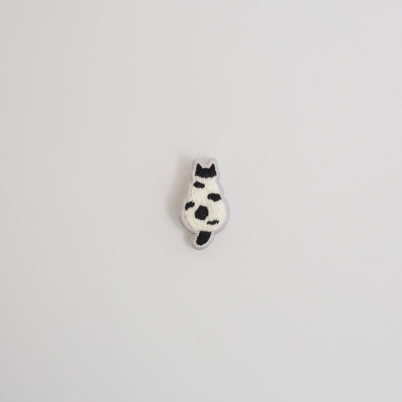 kanaecco-猫の後ろ姿 刺繍ブローチ-1