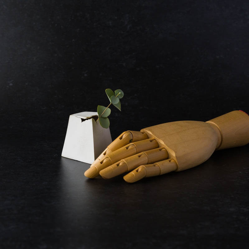 五月女寛-四角い小さな花入れ-3