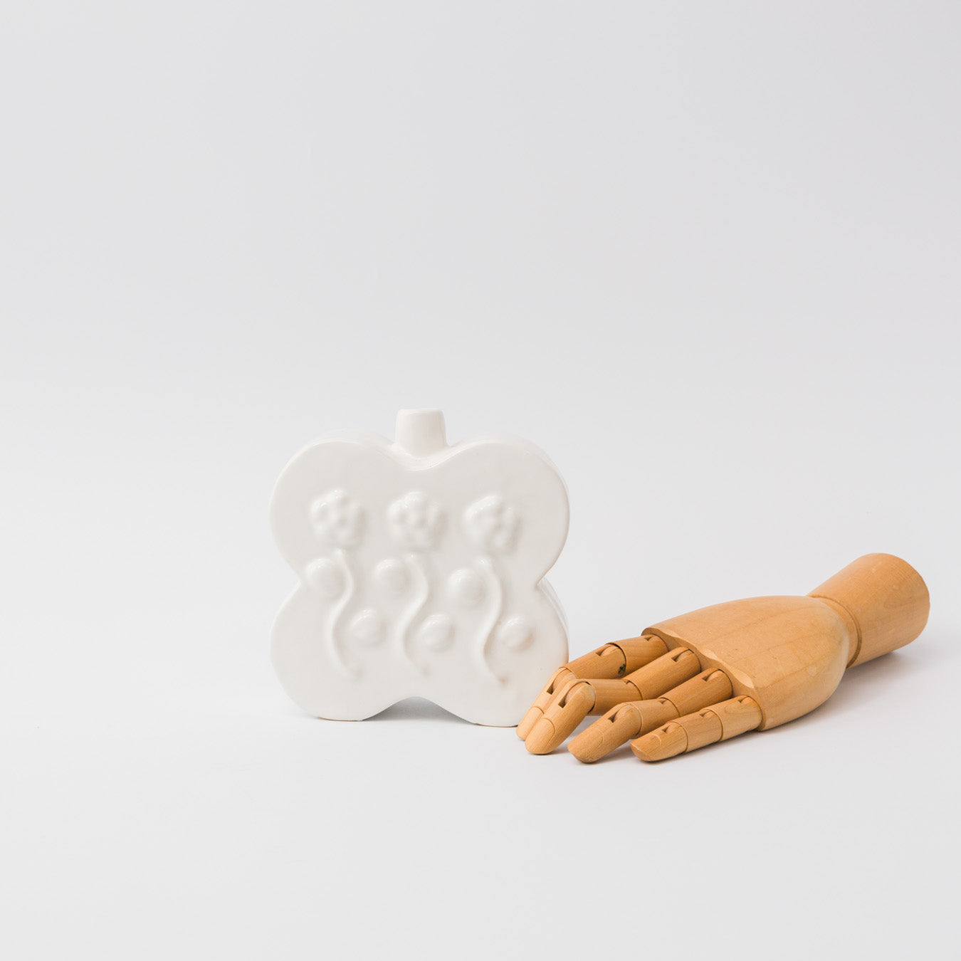 Yoko Nishida-白い花のレリーフ