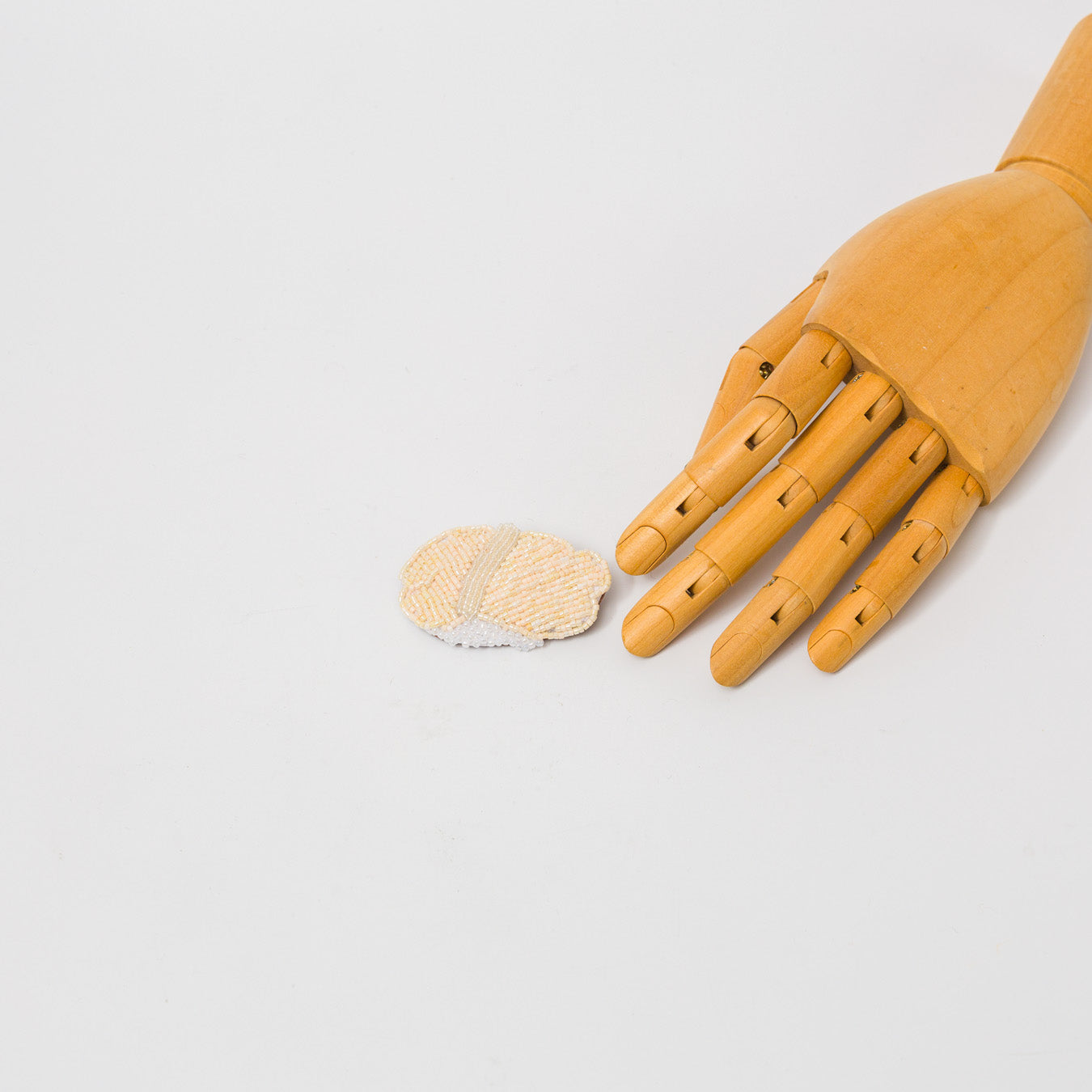 吉丸睦-ほたておすしブローチ