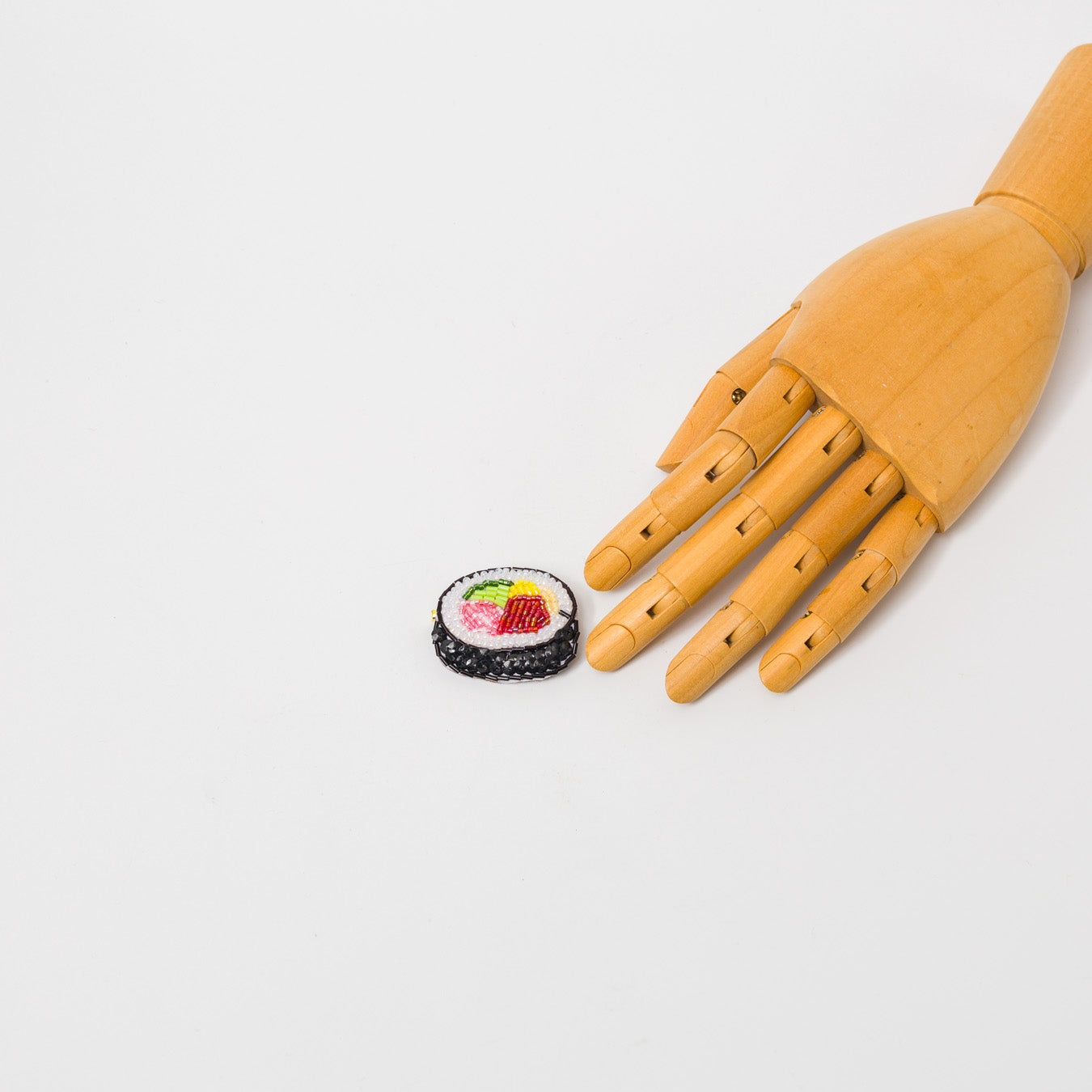 吉丸睦-サーモンまぐろ太巻きブローチ