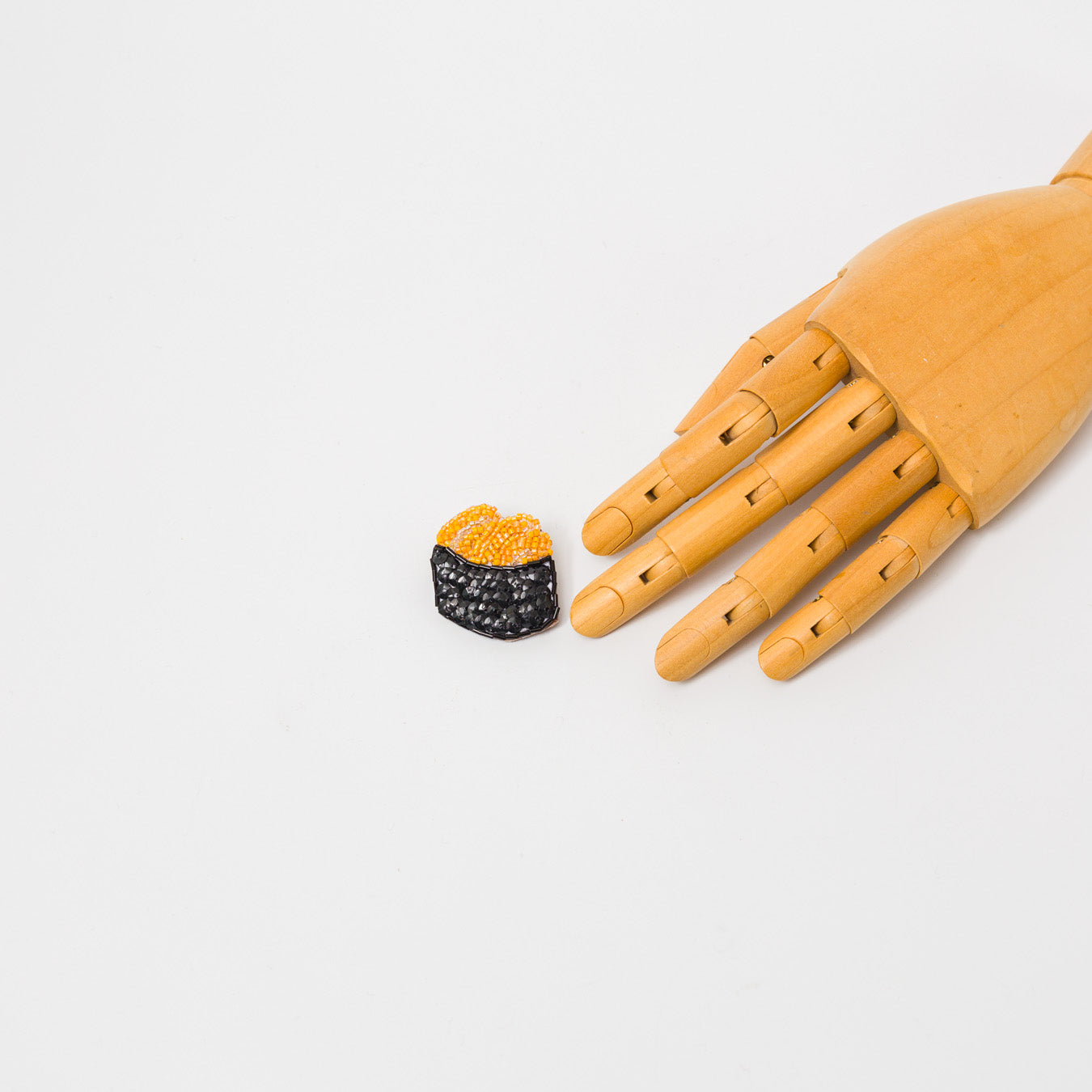 吉丸睦-ばふんうに軍艦ブローチ