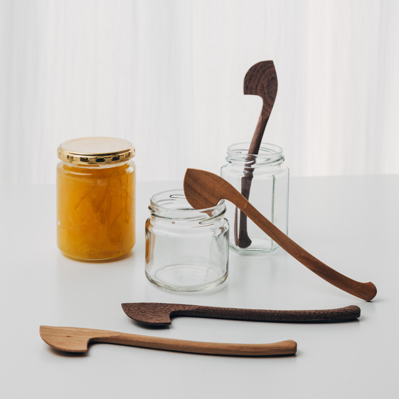 瓶の縁にすっと掛けて置ける形状で、ジャムをすくう動作もスムーズ。日々の食卓で、さりげなく活躍してくれます。