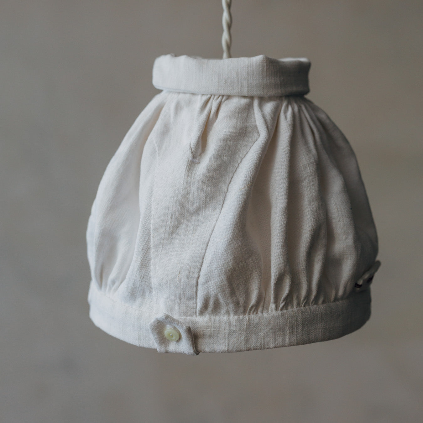 サイド参考。アンティークシャツの肩ディテールの佇まいを思わせるデザイン。