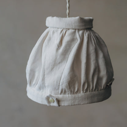 サイド参考。アンティークシャツの肩ディテールの佇まいを思わせるデザイン。