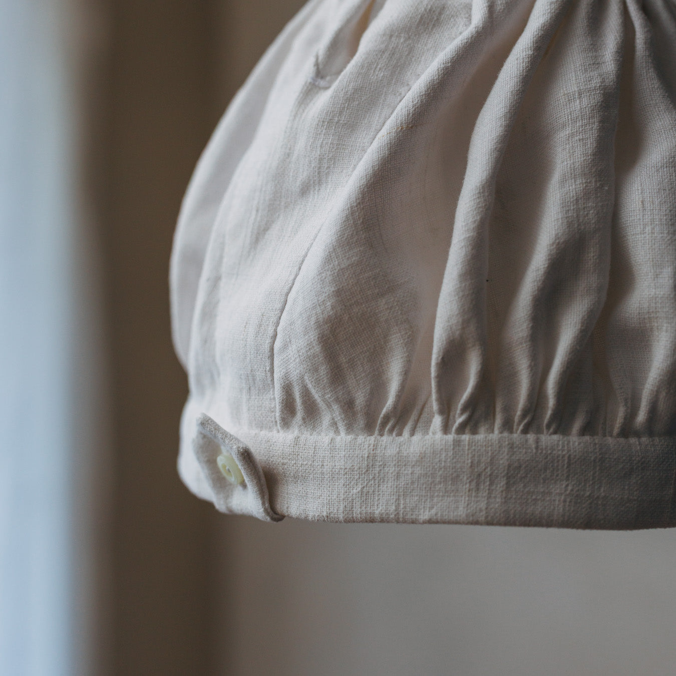 時を経たリネンならではの風合いも魅力。裾には、アクセントとなるタブ仕様のディテール。