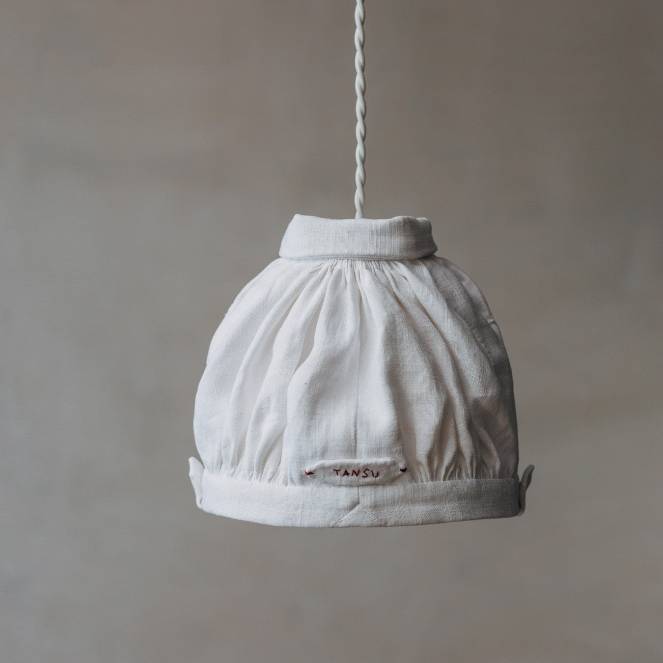 背面参考。ギャザーをふんだんに重ねた、やわらかな表情。