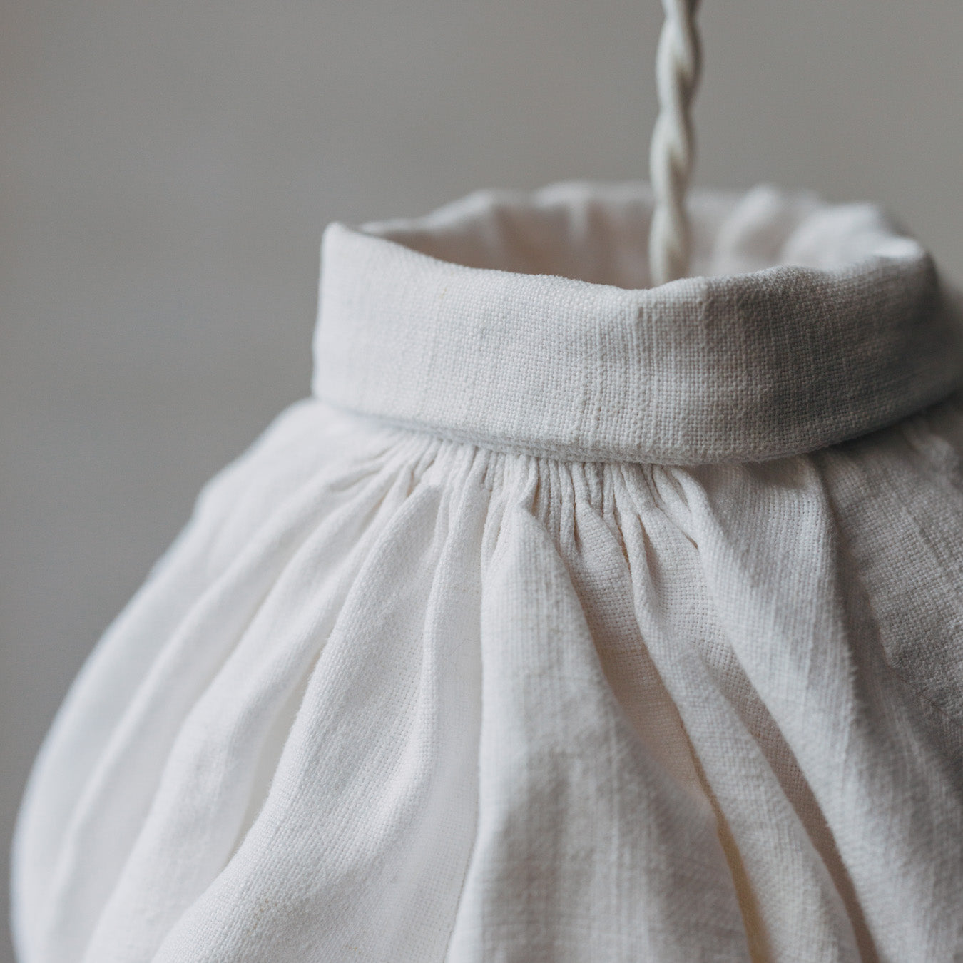 細やかなギャザーが生む、首元の仕立て。