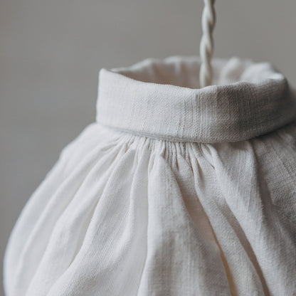 細やかなギャザーが生む、首元の仕立て。