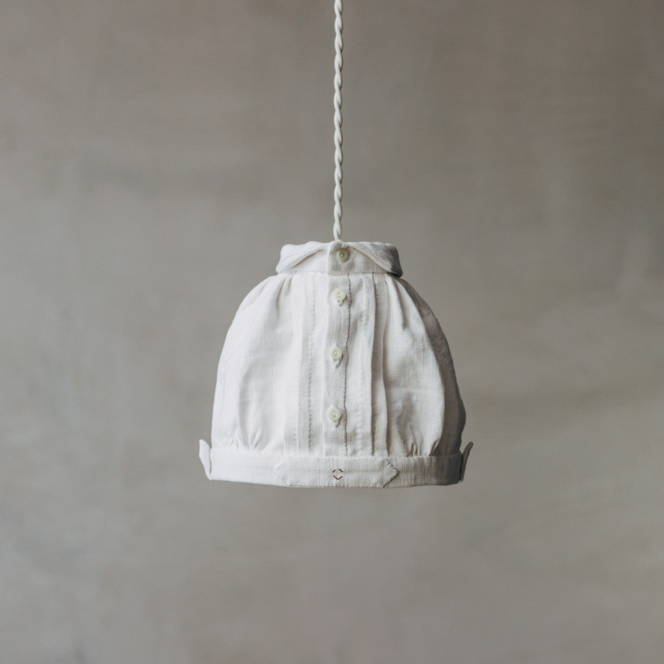 灯りを消していても、趣のあるアンティークリネンの表情やかたちが魅力的です。どこかユーモラスで、愛嬌のある佇まいも魅力のひとつ。