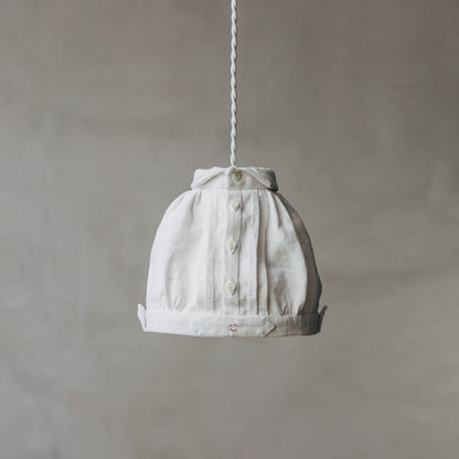 灯りを消していても、趣のあるアンティークリネンの表情やかたちが魅力的です。どこかユーモラスで、愛嬌のある佇まいも魅力のひとつ。