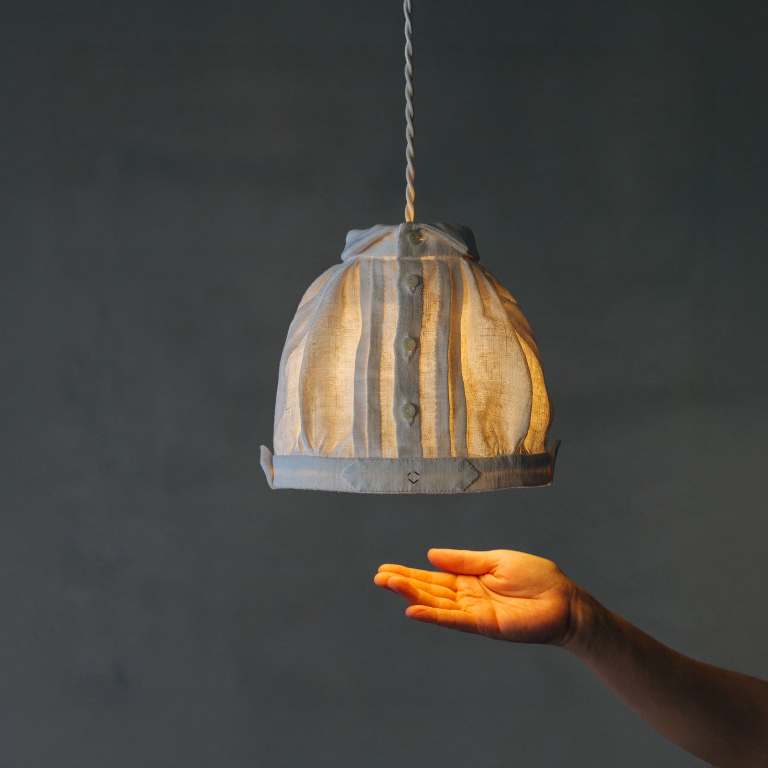 点灯時参考。25W相当（約230lm）のLED電球を付属しています。布製シェードのため、40W相当（約450lm）以下のLED電球のご使用を推奨しております。